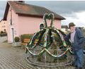 Bild: pi
Josef Zintl freut sich über den prächtig geschmückten Osterbrunnen bei der Kapelle.