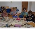 Bild: fla
Die Kinder sind mit Feuereifer beim Osterbasteln im Pfarrheim Waldthurn dabei.