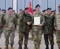 Bild: US-Armee/exb
Bei der Kompanieübergabe der 23. Ordnance Company bedankte sich Freihungs Reservistenchef Norbert Bücherl (Dritter von inks) beim scheidenden Kompaniechef Captain Robert Harlow (Mitte). Mit im Bild von links: Lieutenant Colonel Nicholas Gauvin und der neue Kompaniechef Captain Pake Davis.