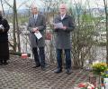 Bild: Hirsch
Heimatforscher Hans-Peter Weiß (rechts) hat das Schicksal eines Zwangsarbeiters recherchiert und ein Mahnmal errichtet. Pater Francis (Zweiter von links) segnete den Gedenkstein in Anwesenheit von Konsul Maciej Szmidt (Zweiter von rechts) und dem Historiker und Journalisten Thomas Muggenthaler (links).