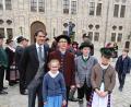 Bild: Alexandra Schreg/exb
Als Vertreter der Oberpfalz durften die Auerbacher Trachtenkinder Klara und Luca Schreg (Zweite und Dritter von links) an der Hochzeit von Ludwig Prinz von Bayern (links) und seiner Frau Sophie-Alexandra im Schlossgarten und in der Theatinerkirche in München teilnehmen – ein besonderes Erlebnis.