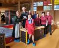 Bild: Thurow/exb
Lisa Wilhelm (Vorsitzende D’Miesbergler), Professor Andreesen (Vorsitzender Leukämiehilfe Ostbayern), Christa Burggraf (zweite Vorsitzende der Leukämiehilfe Ostbayern), Michael Ruidisch, Xaver Obendorfer, Gerlinde Ott, Marianne Obendorfer und Andreas Wilhelm (Mitglieder des Trachtenvereins, von links) zeigt das Bild bei der Spendenübergabe.