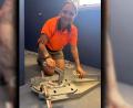 Bild: Anna Müller/exb
Fliesen schneiden in Australien: Anna Müller hilft beim Ausbau einer Wohnanlage für Menschen mit Behinderung mit.