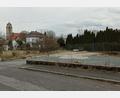 Bild: lum
Hier in der Josef-Höser-Straße ist die Errichtung eines Ärztehauses mit Wohnräumen und Tiefgarage geplant