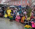Bild: kro
Kinder aller vier Tirschenreuther Kindergärten machten beim Tanz- und Gesangsauftritt zum Lied "Hoppelhase Hans" am Osterbrunnen mit.