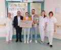 Bild: Klinikum/Danninger/exb
Kerstin und Matthias Gschwendtner übergeben an Chefarzt Dr. Andreas Fiedler sowie das Team der B0 den symbolischen Scheck