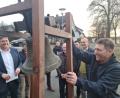 Bild: sne
Tobias Schatz hat Spaß mit seinem Fund. Doch bald schon soll die Glocke erhöht und unter einer Glaskuppel schwerer erreichbar sein.