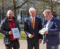 Bild: Wiesel/OTH Amberg-Weiden/exb
Stadt Amberg zeichnet den Campus Amberg der OTH Amberg-Weiden mit der „Grünen Hausnummer“ aus (von links): Christoph Dereser, Klimaschutzmanager Stadt Amberg, Hochschulpräsident Professor Clemens Bulitta und Martin Preuß, Bürgermeister Stadt Amberg