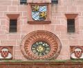 Bild: Petra Hartl
Links und rechts neben der Uhr prangt am Rathaus das Sulzbach-Rosenberger Wappen, das bis 1938 nur das Sulzbacher Wappen war.