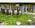 Bild: tra
Die Fundamente für die zusätzlichen Urnenstelen im Friedhof Ensdorf sind bereits vorhanden.