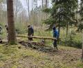 Bild: Barbara Strenge/exb
Die Schüler brachten sich beim Waldpädagogiktag der Realschule im Stiftland aktiv ein.