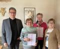 Bild: hae
Pfarrer Michael Jakob (links.) und Vorsitzende Hermine Knauer (rechts) gratulierten Maria Nagler (Zweite von links) für 50 Jahre und Maria Losch für 25 Jahre Mitgliedschaft. Heinrich Nagler konnte aus gesundheitlichen Gründen an der Ehrung nicht teilnehmen.