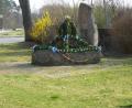 Bild: bk
Ein Blickfang ist der geschmückte Osterbrunnen an der Bildbaumanlage.
