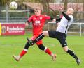 Bild: Schrems
Der Waldershofer Lukas Hausladen (links) und Tobias Schraml vom FC Lorenzreuth kämpfen um den Ball. Der TSV Waldershof gewann zum Auftakt der Rest-Rückrunde das Derby gegen die Lorenzreuther mit 6:2.