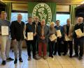Bild: krb
Altbürgermeister Gerd Werner (Zweiter von rechts) wird für 40-jährige Mitgliedschaft beim OWV Neustadt mit der Ehrennadel des OWV in Gold ausgezeichnet.