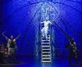 Bild: Stephan Huber
Hier steigt David Bowie (Hans Piesbergen) von seinem Asteroiden 342843 herab ins Stadttheater in Amberg. Die Stufe ist steil, die Heels sind high. Links neben ihm Schlagzeuger, Gitarrist und vielseitiger Darsteller Sebastian Strehler, rechts davon Gitarrist und Multifunktionsschauspieler Michael Schönmetzer.