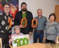 Bild: ge
Zum 100. Geburtstag gratulieren der Jubilarin Irmgard Born (stehend, von links) Pfarrer Herbert Mader, Bürgermeister Stefan Frank, Enkel Martin Lorenz sowie Tochter Monika Lorenz.