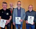 Bild: R. Kreuzer
Präsident Reinhard Meier (2.v.li) ehrt Hans Bergler, Harald Frischholz und Klaus Leipold. Weiteren wird die Urkunde nachgereicht.