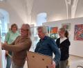 Bild: ubb
Die Mitglieder des Aufbauteams haben einen Vormittag lang im Ausstellungsraum der Laufer Wenzelburg ganze Arbeit geleistet. Eine ansprechende und hochkarätige Kunstpräsentation wurde installiert.