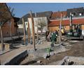 Bild: pop
Die Hopfenstangen sind aufgestellt, die Wege bereits zu erkennen und werden nun gepflastert: In vier Wochen sollen die Arbeiten am Bürgertreff Hopfengarten in Schmidmühlen abgeschlossen sein.