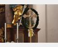 Bild: hbl
Das Vortragekreuz der Stadtpfarrkirche Neustadt/WN in österlichem Schmuck