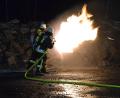 Bild: pz
Aktive der Feuerwehr Waldsassen bei einer Löschübung am "Fire-Trainer".