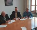 Bild: Max-Josef Wilhelm/exb
Die Bürgermeister Markus Schiesl und Johann Wilhelm unterzeichnen zusammen mit Kommunalbetreuer Wolfgang Dumm vom Bayernwerk die Konzessionsverträge.