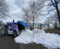 Bild: upl
Vor der Amberger Eishalle türmt sich ein Eisberg auf.
