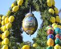 Bild: hcz
Vier große Straußeneier sind Teil des Osterschmucks am Brunnen am Oberen Markt in Weiden.