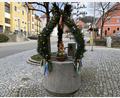 Bild: Josef Glas
Mit geschickten Händen fertigen Mitglieder des Siedlerbunds den Osterbrunnen. Auch in diesem Jahr schmückt eine Osterkrone den Marktplatz in Tännesberg.