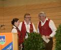 Bild: bey
Lucia Windschiegl und Wilhelm Trisl (von links) verabschieden offiziell Siegfried Gleißner in die "musikalische Altersteilzeit".