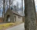 Bild: Gabi Schönberger
Die Bildkapelle "Maria vom Troste" in Neustadt steht auf städtischem Grund in der Nähe des Gymnasiums. Sie wurde vor 70 Jahren auf Wunsch des Klosters St. Felix gebaut. Unklar ist, wem sie gehört.
