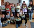 Bild: R. Kreuzer
Das Ergebnis des Bastelnachmittags zu Ostern kann sich sehen lassen: Stolz zeigen die Mädchen und Buben ihr gebautes halbes Ei.