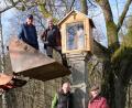 Bild: le
Der Bildstock bei Fehrsdorf hat mit dem neuen Holzgebäude eine sichtbare Aufwertung erfahren. Freude bei den Ausschussmitgliedern Peter Späth, Norbert Meierhöfer, Vorsitzenden Markus Staschewski und Heimatpfleger Fred Lehner (von links).