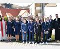 Bild: Susanne Wolf/exb
Diakonin Bettina Kopp und Pfarrer Daniel Götzfried mit den 19 Konfirmierten in Rosenberg.