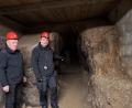 Bild: gis
Bauingenieur Rudolf Elvers und Betriebsleiter Thomas Zutter (von links) zeigen den Weg hinein in handgeschlagene, über 500 Jahre alte Stollen.
