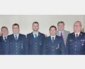 Bild: jp
Ihre Kommandanten wählt die Feuerwehr Kastl (von links): Zweiter Vorsitzender Peter Bogner, Erster Vorsitzender Tobias Maag, Erster Kommandant Fabian Nemetschek, Zweiter Kommandant Tobias Lang, Bürgermeister Stefan Braun und Kreisbrandrat Christoph Strobl.