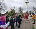 Bild: gi
Die Palmenweihe fand heuer am Friedhofskreuz bei windigem Wetter statt. Anschließend führte die Palmprozession bei Regen zur Wieskirche zum Gottesdienst mit Lesung der Leidensgeschichte nach Markus.