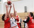 Bild: Büttner, Gerhard
Monika Fohringer (Mitte) zeigt bei der knappen Niederlage der Neustädter Regio-Basketballerinnen insbesondere offensiv eine starke Leistung.