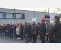 Bild: wel
Etwa 250 Personen treten bei der Mahnwache teils auch mit Transparenten für Demokratie und Toleranz ein