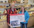 Bild: Bärbel Eichenmüller/exb
Martina Heberl und Thomas Knauber bei der Spendenübergabe im Weltladen.