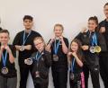 Bild: Janine Hannusch
Die in Vohburg erfolgreichen Amberger Kickboxer: (von links) Max Fizia, Joel Hannusch, Mahan Eskandari, Josephine Fizia, Marie Koschemann, Mila Wurster, Jenny Wurster und Trainer Erich Aul.