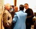 Bild: Jürgen Klein/exb
Kurt Richter (Zweiter von links) im Gespräch mit Gästen der Vernissage, links Laudator Peter Preisinger, rechts Bürgermeister Bernd Sommer.