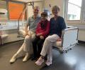 Bild: Gunter Becker
Man kennt sich seit vielen Jahren, man duzt sich: Angelika Heinl zwischen Dr. Bernhard Riedl und Pflegeleiterin Simone Giannakakis vom KfH-Nierenzentrum in Bayreuth, ihrer zweiten Familie.