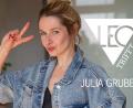 Bild: privat / Grafik: Redaktion Magazine
Julia Gruber ist gefragte Schauspielerin und Synchronsprecherin für internationale Blockbuster.