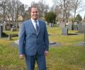 Bild: jr
Christian Rosner auf dem städtischen Friedhof in Waldsassen, wo er ab 1. Mai als Bestatter tätig sein wird. Der 41-Jährige tritt die Nachfolge von Helmut Spandel an.