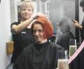 Bild: Gabi Schönberger
Im Salon "Die Friseure" gab es einen Wechsel. Veronika Yalcin (links) übernahm den Laden ihrer Schwester.