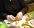 Bild: Edith Zimmermann/exb
In den Händen von Waltraud Aures entstehen aus Marzipan Figuren mit und ohne österlichen Bezug.