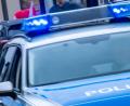 Bild: Jens Büttner/dpa/Symbolbild
Ein Streifenwagen der Polizei ist mit Blaulicht im Einsatz.