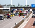 Bild: Jan Woitas/dpa
Einsatzfahrzeuge und Rettungshubschrauber stehen auf der A9 an der Unfallstelle.